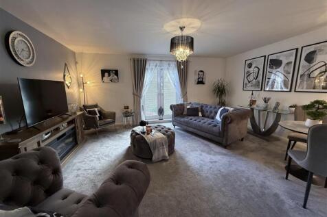 LOUNGE & DINING AREA