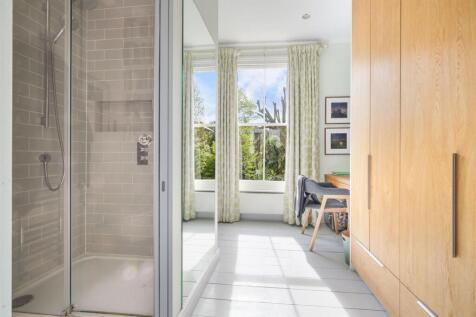 ENSUITE DRESSING ROOM &amp; SHOWER ROOM