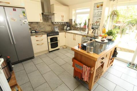 Kitchen2.JPG