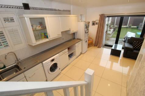 Kitchen2.JPG