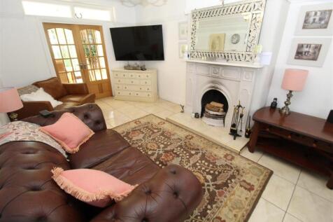 Living Room3.JPG