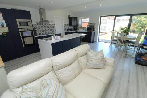Family Room1.JPG