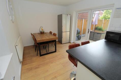 Kitchen2.JPG