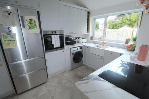Kitchen2.JPG
