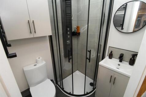 Ensuite.JPG