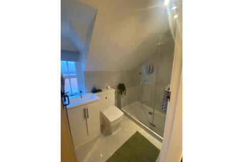 xUpstairs Bathroom.JPEG