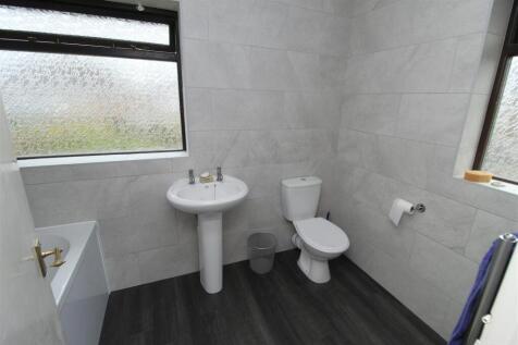 Bathroom1.JPG