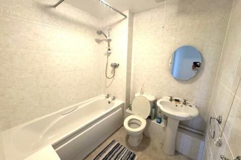 19 WE Bathroom.jpg