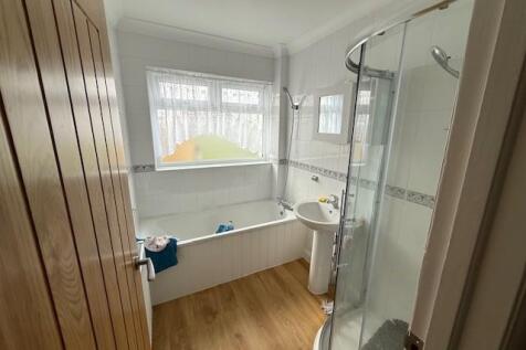 41 Ladydell Bathroom.jpg