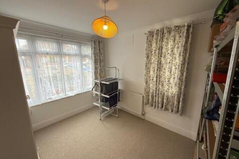 41 Ladydell bedroom 2.jpg