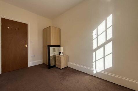 Bedroom (rear)