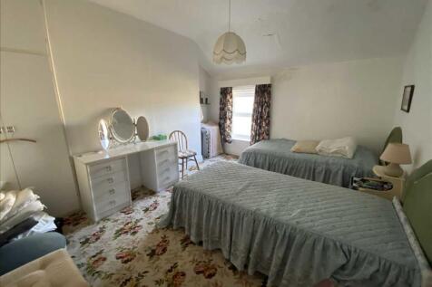 Bedroom (rear)