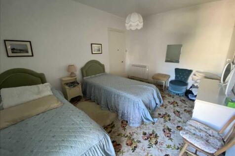 Bedroom (rear)