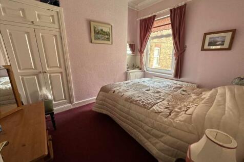Bedroom (rear)