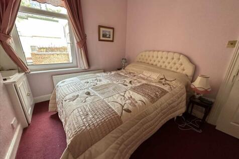 Bedroom (rear)
