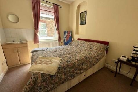 Bedroom (rear)