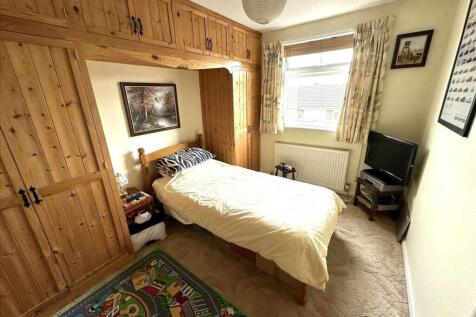 Bedroom (rear)
