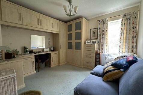 Bedroom (rear)