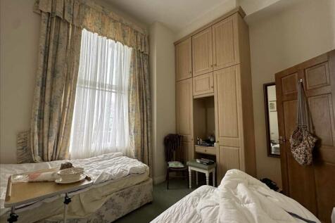 Bedroom (front)