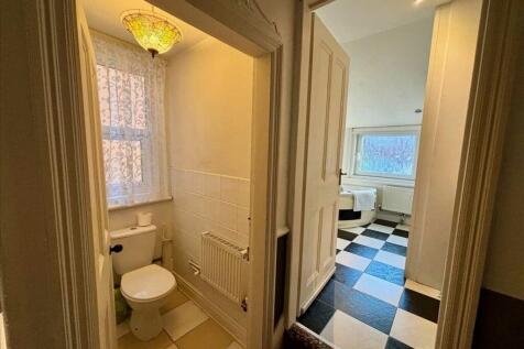 UPSTAIRS WC