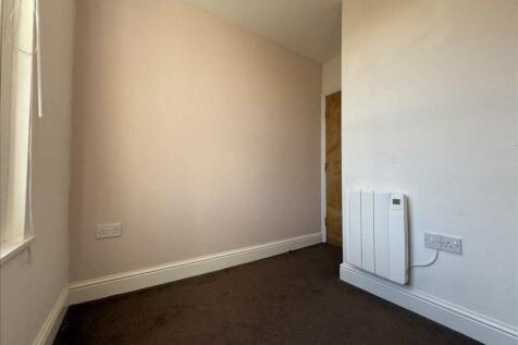 Bedroom (rear)