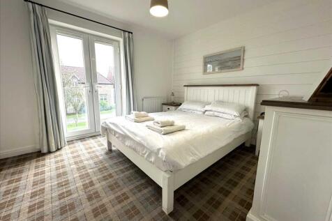 Bedroom (rear)
