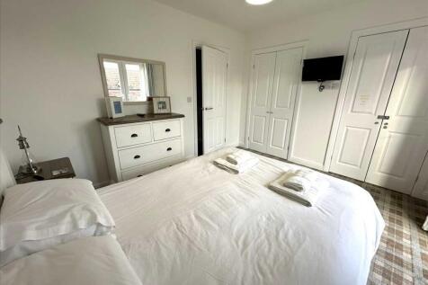 Bedroom (rear)