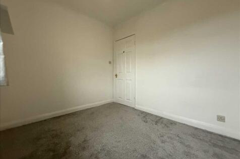 Bedroom (side)
