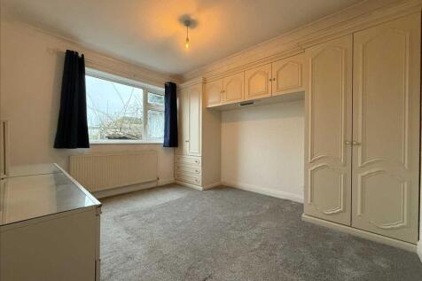 Bedroom (rear)