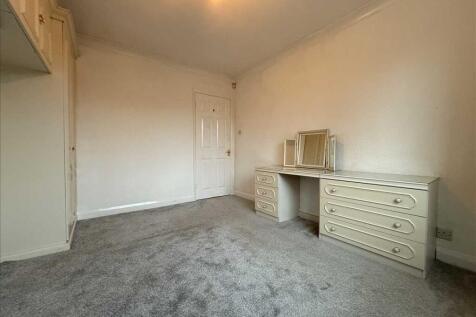 Bedroom (rear)