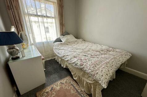 Bedroom (side)