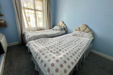 Bedroom (side)