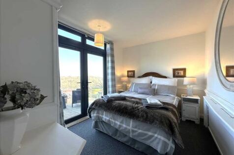 Bedroom (rear)