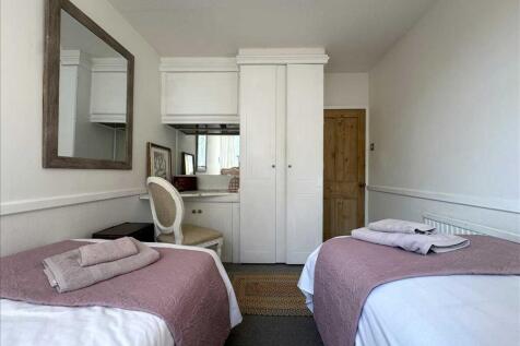 Bedroom (side)