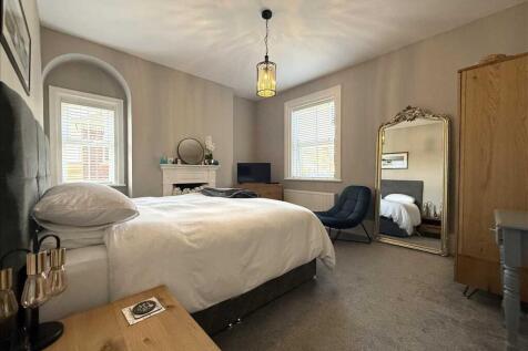 Bedroom (rear)