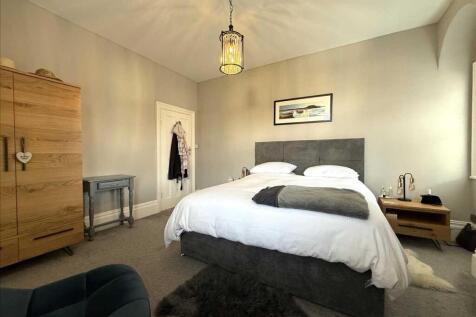 Bedroom (rear)