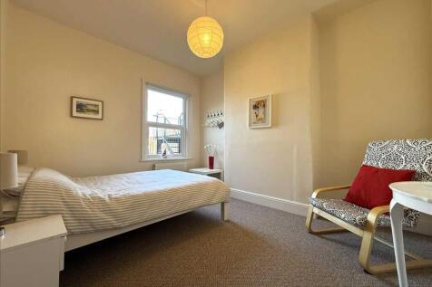 Bedroom (rear)