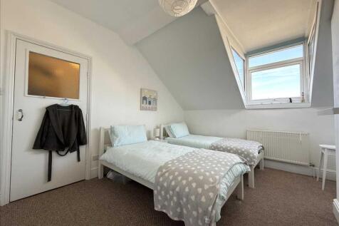 Bedroom (rear)