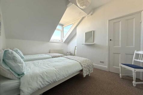 Bedroom (rear)
