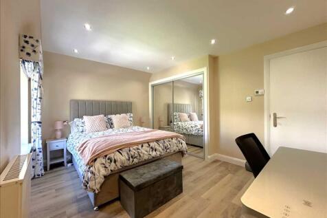 Bedroom (rear)