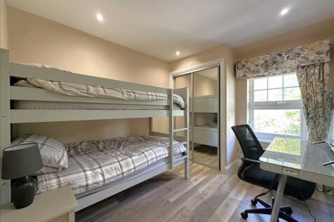 Bedroom (rear)