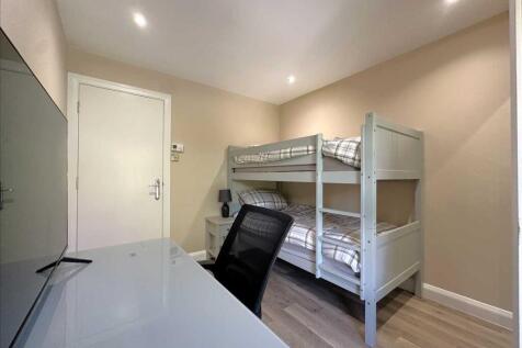 Bedroom (rear)