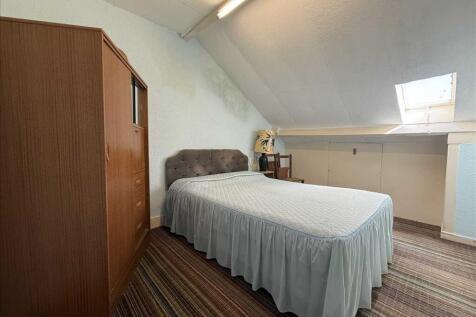 Bedroom (rear)