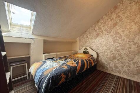 Bedroom (rear)