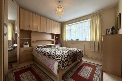 Bedroom (side)