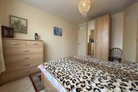Bedroom (side)