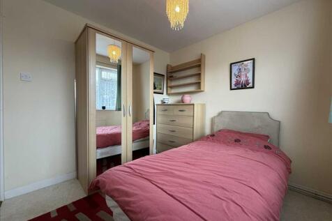 Bedroom (rear)