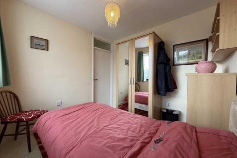 Bedroom (rear)