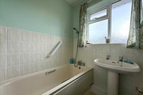 Bathroom (rear)