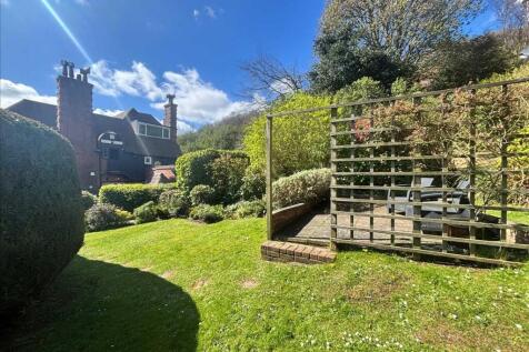 FRONT/SIDE GARDEN
